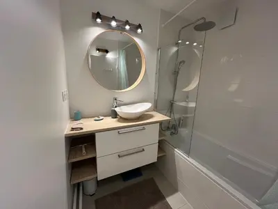 Salle de bains dans l'établissement Appartement 6-8 personnes, accès direct à Lyon