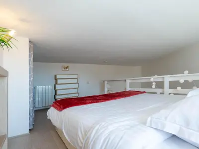Un ou plusieurs lits dans un hébergement de l'établissement BnGo I L'Élégant I Duplex Croix-Rousse vue sur Fourvière, 2 personnes, Cosy et moderne