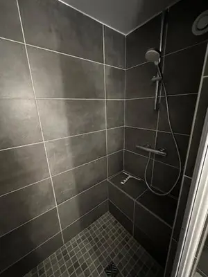 Salle de bains dans l'établissement CHARAVEL