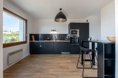 Cuisine ou kitchenette dans l'établissement Appartement des Tourelles - Welkeys