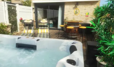 Piscine de l'établissement Jacuzzi au Lemon Tree et charme des pierres dorées ou située à proximité