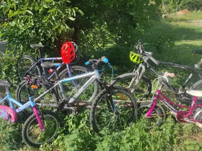Vélo sur le terrain de l'établissement Jacuzzi au Lemon Tree et charme des pierres dorées ou dans les environs