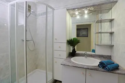 Salle de bains dans l'établissement Lumière et Espace, Lyon et Pilat à votre Portée