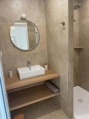 Salle de bains dans l'établissement Chambres d'Hotes Le Panoramic Chiroubles Beaujolais