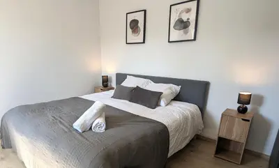 Un ou plusieurs lits dans un hébergement de l'établissement Cosy 152 proche aéroport -gare-groupama stadium-lyon