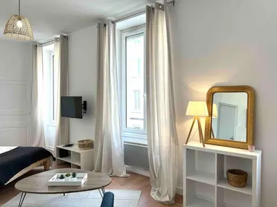 Télévision ou salle de divertissement dans l'établissement Studio le «Victor Hugo» , hyper centre ville