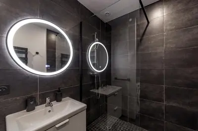 Salle de bains dans l'établissement Le Verlaine AIL