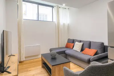 Télévision ou salle de divertissement dans l'établissement Cosy et Charmant wifi très haut débit