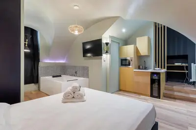 Un ou plusieurs lits dans un hébergement de l'établissement Suite Romantique Balnéo Centre Lyon