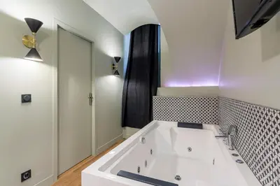 Salle de bains dans l'établissement Suite Romantique Balnéo Centre Lyon