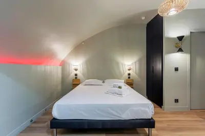 Un ou plusieurs lits dans un hébergement de l'établissement Suite Romantique Balnéo Centre Lyon