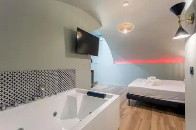 Un ou plusieurs lits dans un hébergement de l'établissement Suite Romantique Balnéo Centre Lyon