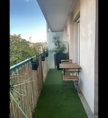 Balcon ou terrasse dans l'établissement Le Ptit Lyonnais, prox Tram T3, terrasse, moderne