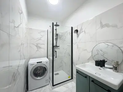 Salle de bains dans l'établissement Le Ptit Lyonnais, prox Tram T3, terrasse, moderne