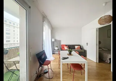 Coin salon dans l'établissement Le Ptit Lyonnais, prox Tram T3, terrasse, moderne