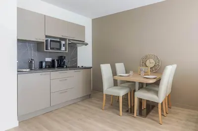 Cuisine ou kitchenette dans l'établissement OVELIA Saint-Etienne - Les Arches de la Montat