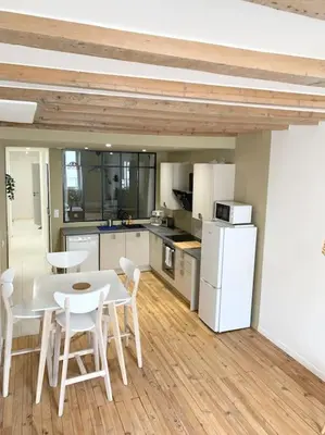 Cuisine ou kitchenette dans l'établissement De ville en vignes