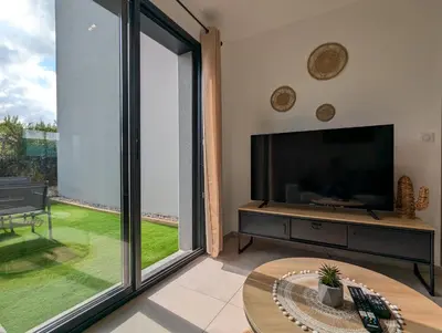 Télévision ou salle de divertissement dans l'établissement Maison TESLA aéroport gare cnpe rte Golf de Lyon