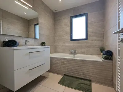 Salle de bains dans l'établissement Maison TESLA aéroport gare cnpe rte Golf de Lyon