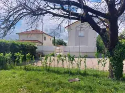Jardin de l'établissement MONTALIEU SEJOUR Maison Les Lys
