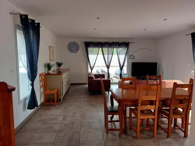 Télévision ou salle de divertissement dans l'établissement MONTALIEU SEJOUR Maison Les Lys