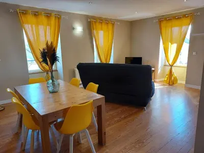 Coin salon dans l'établissement MONTALIEU SEJOUR Duplex Tournesol, prox CNPE Bugey, PIPA, vallée Bleue