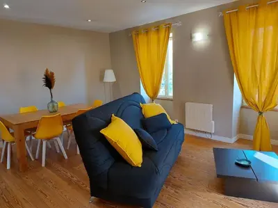 Coin salon dans l'établissement MONTALIEU SEJOUR Duplex Tournesol, prox CNPE Bugey, PIPA, vallée Bleue