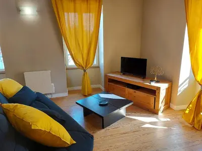Télévision ou salle de divertissement dans l'établissement MONTALIEU SEJOUR Duplex Tournesol, prox CNPE Bugey, PIPA, vallée Bleue