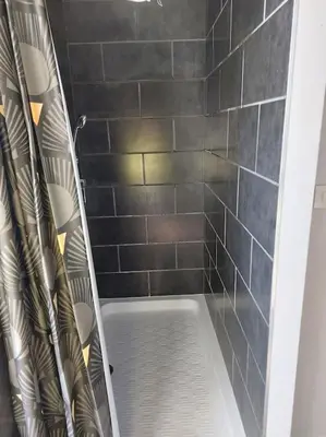 Salle de bains dans l'établissement MONTALIEU SEJOUR Duplex Tournesol, prox CNPE Bugey, PIPA, vallée Bleue
