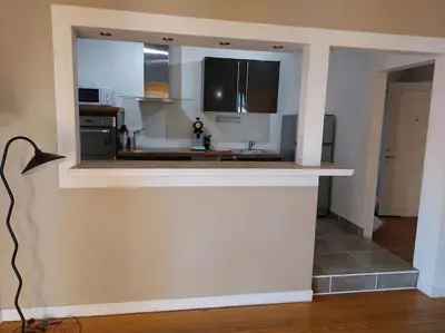 Cuisine ou kitchenette dans l'établissement MONTALIEU SEJOUR Duplex Tournesol, prox CNPE Bugey, PIPA, vallée Bleue