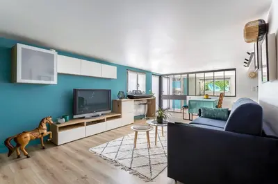 Télévision ou salle de divertissement dans l'établissement West Garden Appartement 56 m2 calme et terrasse
