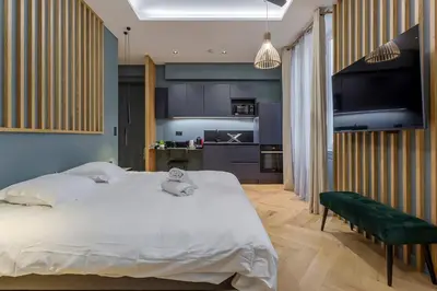 Un ou plusieurs lits dans un hébergement de l'établissement Love Room Balneo Sauna Pierre Corneille !