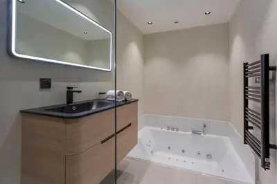 Salle de bains dans l'établissement Love Room Balneo Sauna Pierre Corneille !