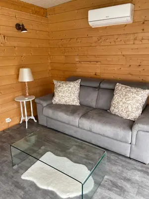 Coin salon dans l'établissement Bungalow dans le jardin