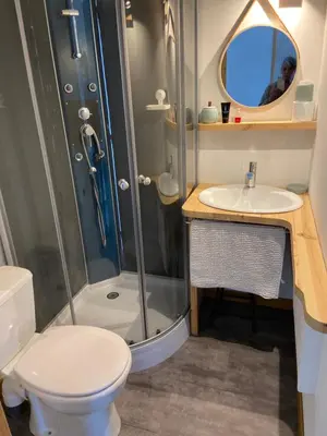 Salle de bains dans l'établissement Bungalow dans le jardin