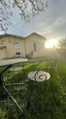 Jardin de l'établissement 5 mn Vienne, confort et calme à la campagne
