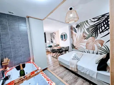 Un ou plusieurs lits dans un hébergement de l'établissement Cocon Pure Détente Balnéo Jacuzzi