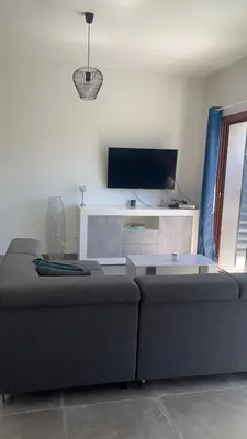 Télévision ou salle de divertissement dans l'établissement La maison du pilat