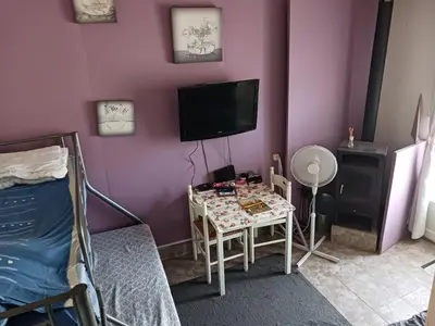 Télévision ou salle de divertissement dans l'établissement Studio indépendant avec terrasse