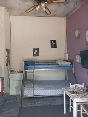 Télévision ou salle de divertissement dans l'établissement Studio indépendant avec terrasse