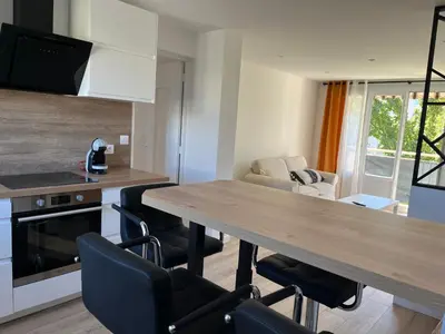 Cuisine ou kitchenette dans l'établissement Superbe 3 chambres proche lyon et eurexpo parking