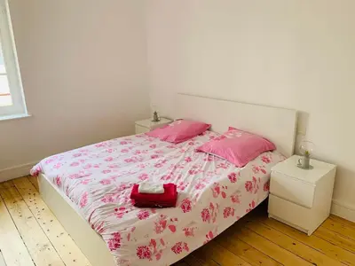 Un ou plusieurs lits dans un hébergement de l'établissement Ibis Rouge