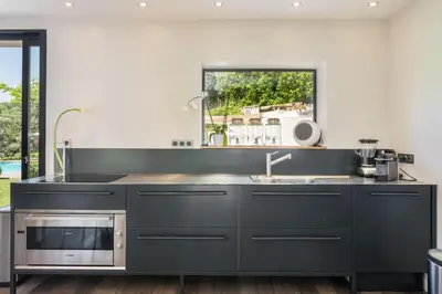 Cuisine ou kitchenette dans l'établissement Le Pressoir - Newly refurbished house with contemporary decoration