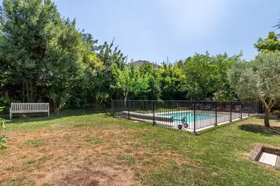 Piscine de l'établissement La Cloche - Family house with pool ang garden ou située à proximité