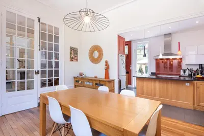 Cuisine ou kitchenette dans l'établissement La Cloche - Family house with pool ang garden