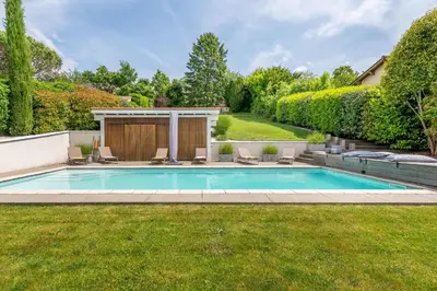 Piscine de l'établissement La Radieuse ou située à proximité