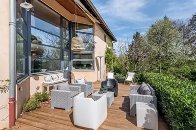 Coin salon dans l'établissement L'atelier - Charming House with swimming pool and garden