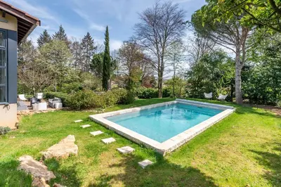 Piscine de l'établissement L'atelier - Charming House with swimming pool and garden ou située à proximité