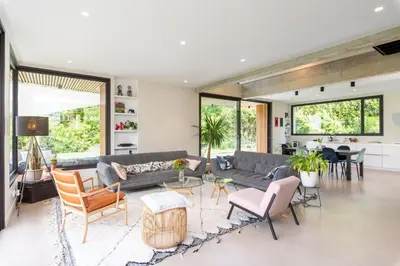 Coin salon dans l'établissement Souvenirs architect's house with pool and garden