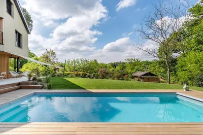 Piscine de l'établissement Souvenirs architect's house with pool and garden ou située à proximité